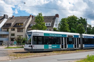 Bremen, Almanya, 16 Temmuz 2024 - Tramvay şehir merkezinin caddelerinde sürüyor