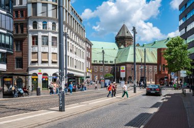 Bremen, Almanya, 16 Temmuz 2024 - Eski kasaba sokaklarında tarihi simgeler Eski pazar meydanı veya Domsheide