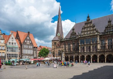 Bremen, Almanya - Eski kasaba sokaklarında tarihi simgeler Eski pazar meydanında veya Domsheide