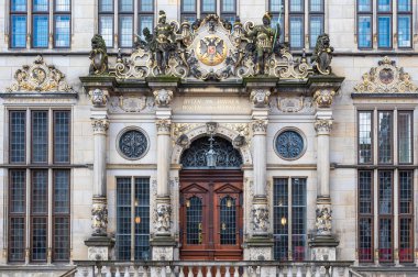 Bremen, Almanya, 16 Temmuz 2024 - Ticaret Evi 'nin ya da Bremischen Kaufmanschaft' ın tarihi cephesinin ayrıntıları