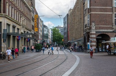 Bremen, Almanya, 16 Temmuz 2024 - Unser Lieben Frauen Kirchhof merkez meydanındaki tramvay rayları ve tarihi binalar