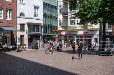 Bremen, Almanya, 16 Temmuz 2024 - Eski pazar meydanı veya Domshof 'taki turistler ve tarihi binalar