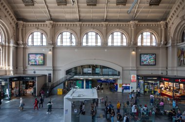 Bremen, Almanya, 16 Temmuz 2024 - Ana tren istasyonu veya Hauptbahnhof 'daki yolcular