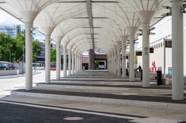 Bremen, Almanya, 16 Temmuz 2024 - Platformları ve kulübesi olan otobüs istasyonu ve merkezi tren istasyonunun toplu taşıma merkezi