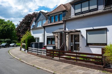 Bremen, Almanya, 16 Temmuz 2024 - Ön bahçeli evlerin geleneksel tasarımı