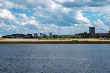Bremen, Almanya, 16 Temmuz 2024 - Limandaki kargo konteynerlerine bakın