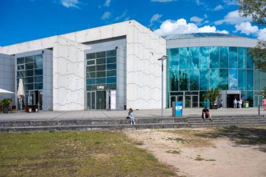 Bremen, Almanya, 16 Temmuz 2024 - Rıhtıma bakan çağdaş alışveriş merkezi