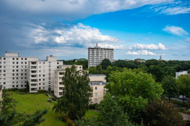Bremen, Almanya, 16 Temmuz 2024 - Apartman blokları olan banliyölerin yüksek açısı