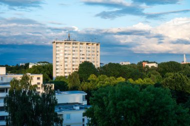 Bremen, Almanya, 16 Temmuz 2024 - Apartman blokları olan banliyölerin yüksek açısı
