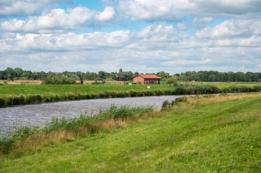 Almanya 'nın Bremen sınırında Kladdinger Wiesen Nehri' nin yeşil kıyıları