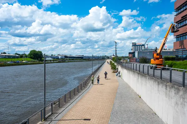 Bremen, Almanya, 16 Temmuz 2024 - Neue Gezinti Alanı veya Wezer Nehri 'ndeki yeni sahil yolu