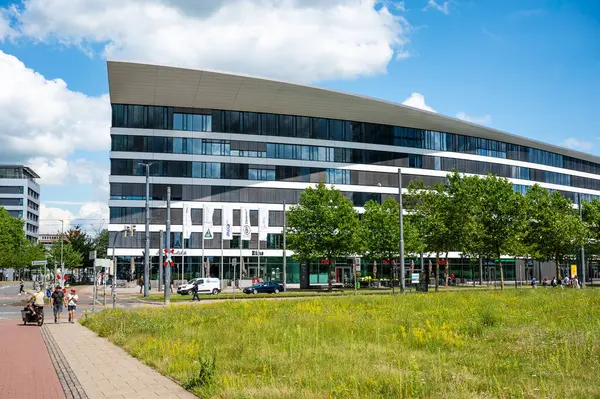 Bremen, Almanya, 16 Temmuz 2024 - Dükkanları ve restoranları olan bir alışveriş merkezinin modern cephesi