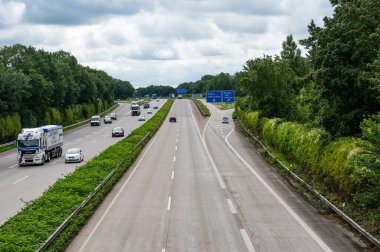 Bremen Vahr, Almanya, 17 Temmuz 2024 - Otoban veya A27 karayolu trafiği, köprü manzaralı