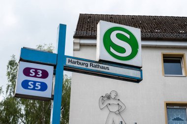 Hamburg, Almanya, 18 Temmuz 2024 - S hattının işareti, Deutsche Bahn 'ın bölgesel tren taşıma sistemi