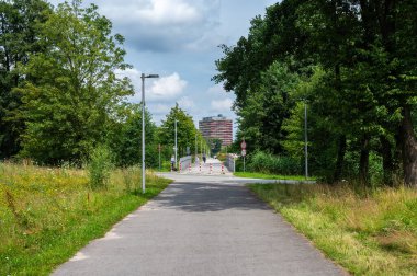 Hamburg, Almanya, 18 Temmuz 2024 - Banliyödeki Inselpark 'ta düz yaya ve bisiklet yolu