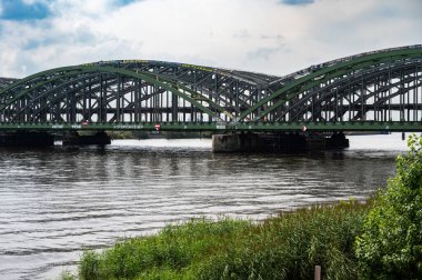 Hamburg, Almanya, 18 Temmuz 2024 - Elbe Nehri üzerindeki eğilmiş metal köprü, Freihafenel brucke