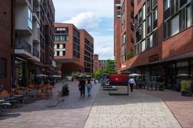 Hamburg, Almanya, 18 Temmuz 2024 - Hafencity Ubersee Bulvarı 'ndaki çağdaş apartman ve iş binaları
