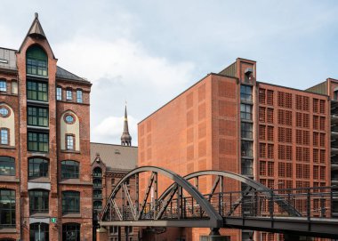 Hamburg, Almanya, 18 Temmuz 2024 - Çağdaş ofis binaları ve Hafencity 'de eski bir köprü