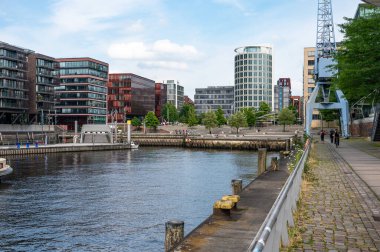 Hamburg, Almanya, 18 Temmuz 2024 - Hafencity ve Kaiserkai 'deki lüks daireler ve iş ofisleri veya İmparator Rıhtımı