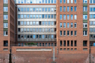 Hamburg, Almanya, 18 Temmuz 2024 - Hafencity 'deki bir ofis binasının geleceksel modelleri