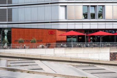 Hamburg, Almanya, 18 Temmuz 2024 Elb Filarmoni Orkestrası 'nın renkli Carls Brasserie' si