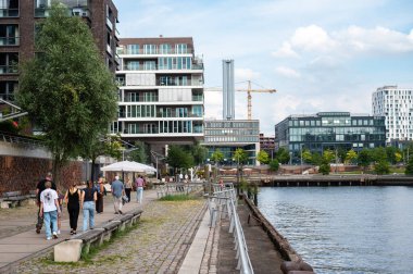 Hamburg, Almanya, 18 Temmuz 2024 - Hafencity 'deki Kaiserkai veya İmparator Rıhtımlarında yürüyen insanlar