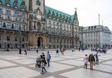 Hamburg, Almanya, 18 Temmuz 2024 - Rathausmarkt adında tarihi binaları olan eski pazar meydanı