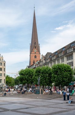Hamburg, Almanya, 18 Temmuz 2024 - Rathausmarkt adında tarihi binaları olan eski pazar meydanı