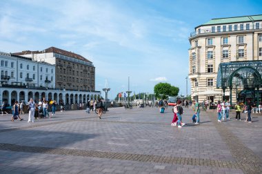 Hamburg, Almanya, 18 Temmuz 2024 - Rathausmarkt adında tarihi binaları olan eski pazar meydanı