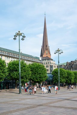 Hamburg, Almanya, 18 Temmuz 2024 - Rathausmarkt adında tarihi binaları olan eski pazar meydanı