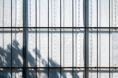 Sert güneş ışığı ve gölgeli beton ve çelik ızgaranın detayları, Hamburg, Almanya,