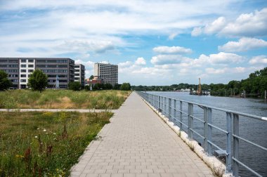 Hamburg, Almanya, 19 Temmuz 2024 - Elbe Nehri 'nde Finkenwerder' e doğru gezinti