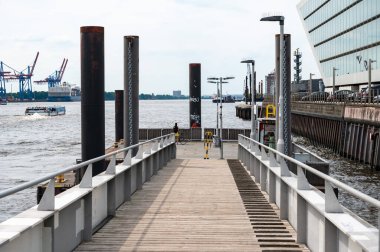 Hamburg, Almanya, 19 Temmuz 2024 - Elbe Nehri 'ndeki Fischmarket alanı