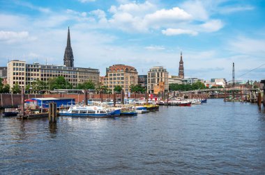 Hamburg, Almanya, 19 Temmuz 2024 Hafencity 'deki eğlence gemileriyle dolu iç liman.