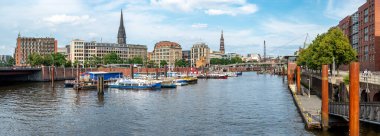 Hamburg, Almanya, 19 Temmuz 2024 - Hafencity, şehir merkezindeki eğlence gemileriyle iç limanın geniş panoramik görüntüsü