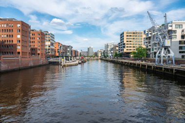 Hamburg, Almanya, 19 Temmuz 2024 Hafencity 'deki eğlence gemileriyle dolu iç liman.