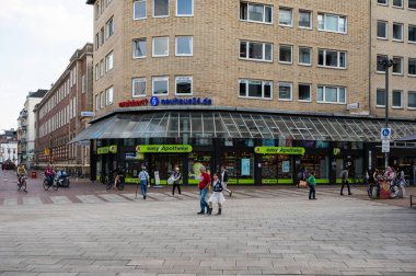 Hamburg, Almanya, 19 Temmuz 2024 - Groe Bergstrasse alışveriş caddesi, ticari bir yaya bölgesi