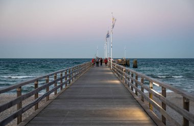 Dahme, Almanya, 20 Temmuz 2024 Ostsee 'ye doğru ahşap iskelede renkli bir günbatımı