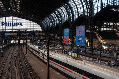 Hamburg, Almanya, 20 Temmuz 2024 - Ana tren istasyonunun demiryolu platformu üzerinde yüksek açılı görüş