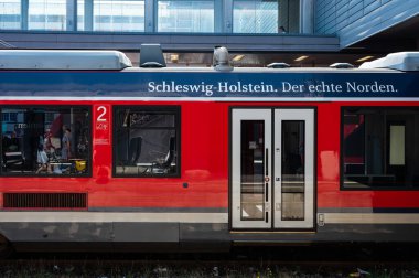 Lubeck, Almanya, 20 Temmuz 2024 - Bölge içi IR treni Holstein eyâletine