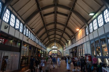 Lubeck, Almanya, 20 Temmuz 2024 - Ana tren istasyonunun çatısı ve holün iç tasarımı