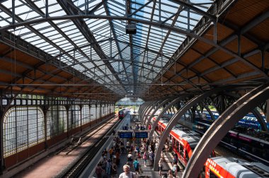 Lubeck, Almanya, 20 Temmuz 2024 - Ana tren istasyonunun çatısı ve holün iç tasarımı