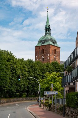 Burg auf Fehmarn, Holstein, Almanya, 21 Temmuz 2024 - Köy merkezindeki Saint Francis Kilisesi