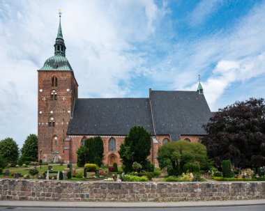 Burg auf Fehmarn, Holstein, Almanya, 21 Temmuz 2024 - Köy merkezindeki Saint Francis Kilisesi