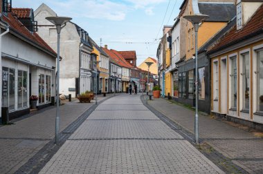 Maribo, Lolland, Danimarka, 21 Temmuz 2024 - Köyün ana ticari caddesi