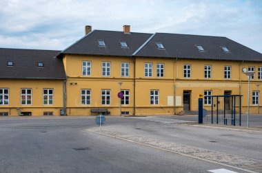 Maribo, Lolland, Danimarka, 21 Temmuz 2024 - Köyün sarı tren istasyonu ve meydanı