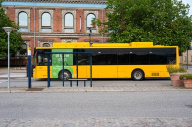 Maribo, Lolland, Danimarka, 21 Temmuz 2024 - Tren istasyonunda bölgesel otobüs bekliyor