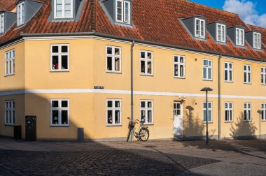 Praesto, Seeland, Danimarka, 22 Temmuz 2024 - Köy merkezindeki renkli evler cephesi