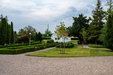 Maribo, Lolland, Danimarka, 21 Temmuz 2024 - Saint Andrew Kilisesi ve Hunseby Mezarlığı