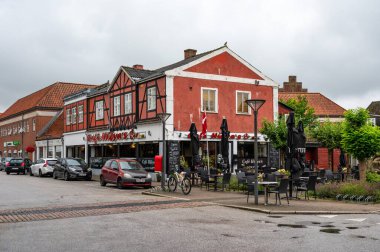Sakskobing, Lolland, Danimarka, 22 Temmuz 2024 - Köy merkezindeki renkli tarihi evler